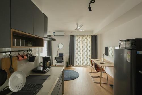 Viman Nagar Appartement | Airport Runway View from terrace,Coffee Maker,Luxe