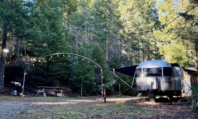Douglas County Station Balnéaire | Airstream in Azalea Forest creek side, lake front