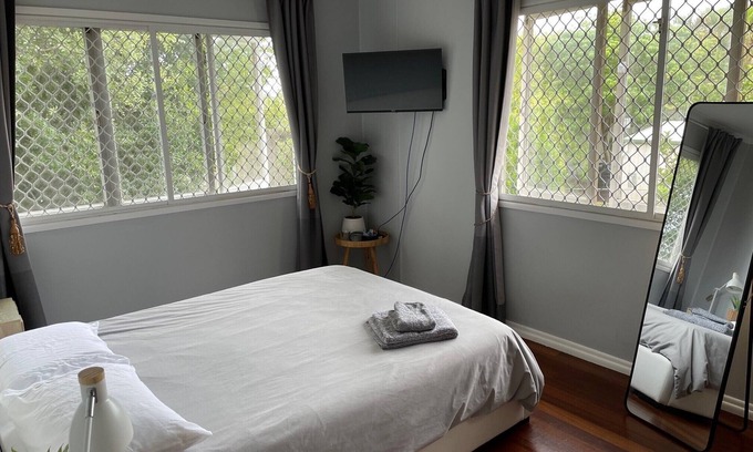 Wynnum North Maison | Airy and Charming Beach Style House 400m From Train Station and 1.5km From Ocean