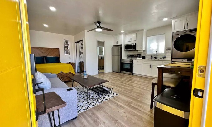 Gardena Appartement | Airy Arty Studio with Amenities