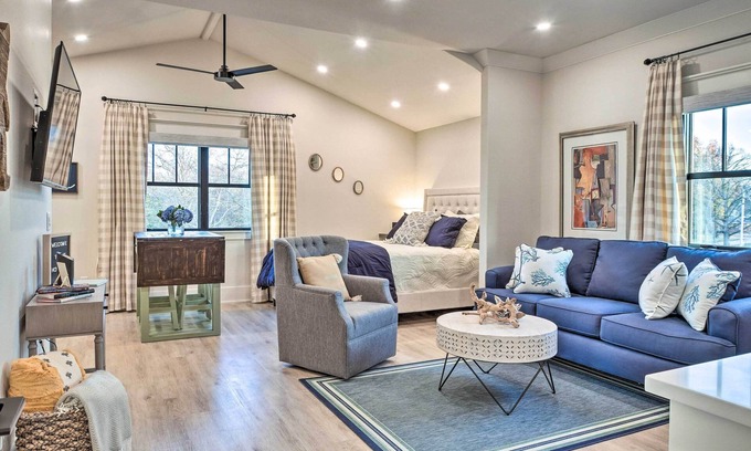 Downtown Appartement | Airy Bentonville Studio < 1 Mile to City Square!