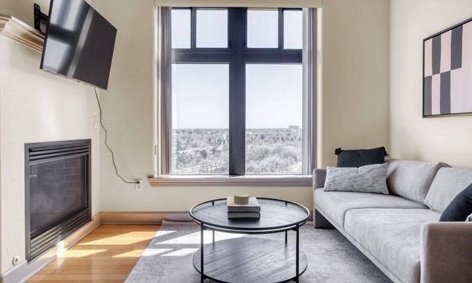 Glendale Appartement | Airy Cherry Creek 2BR w/ Gym & Pool near Creekside Park, by Blueground