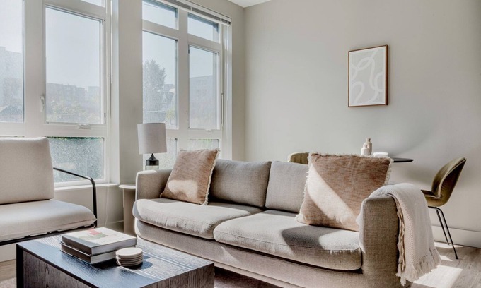 Squire Park Appartement | Airy First Hill Jr 1BR w/ Gym, Roof Lounge, W/D & Games, by Blueground