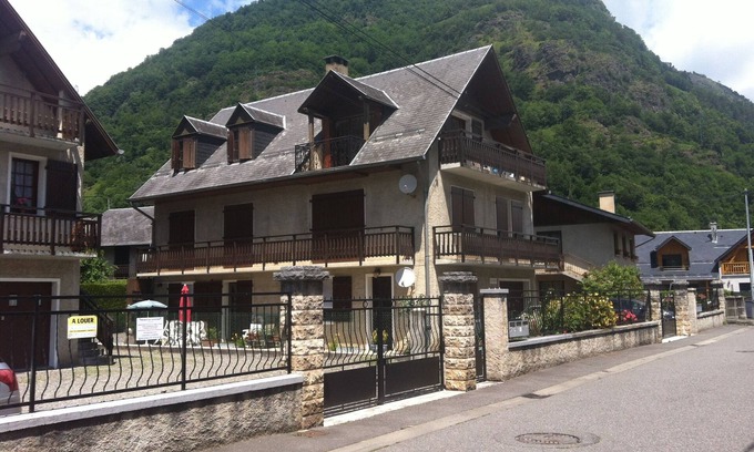 Bagneres-de-Luchon Appartement | aéré ​​Light 2 lit avec parking. base de ville idéale pour marche / bicyclette / ski etc.