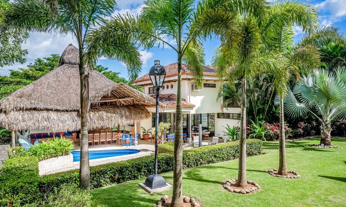 Coco Maison | Airy oasis with a grand outdoor space, private pool, & shared tennis court