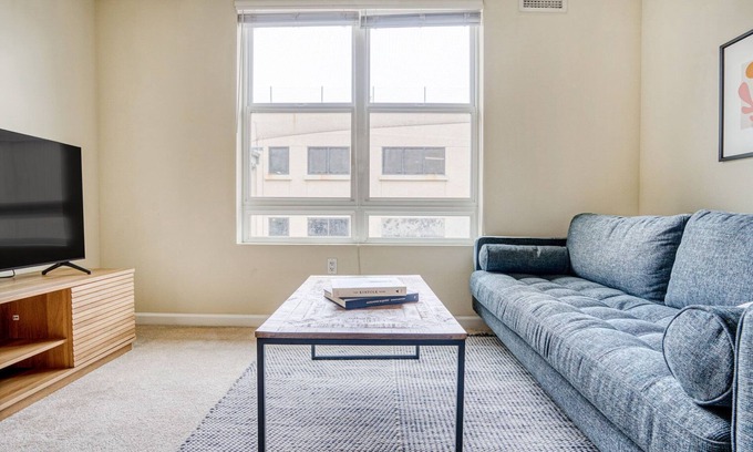 San Bruno Appartement | Airy San Bruno 1BR w/ Pool, Gym, W/D, near trains + shops, by Blueground