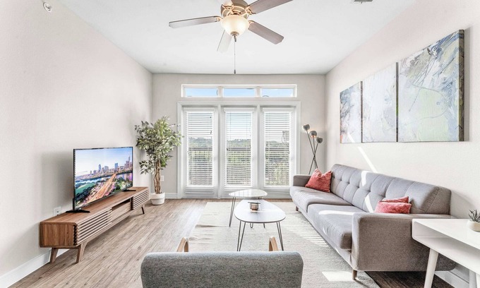 Windsor Park Appartement | Airy SoCo 2BR King Suite w/ GymPickleballLaundry