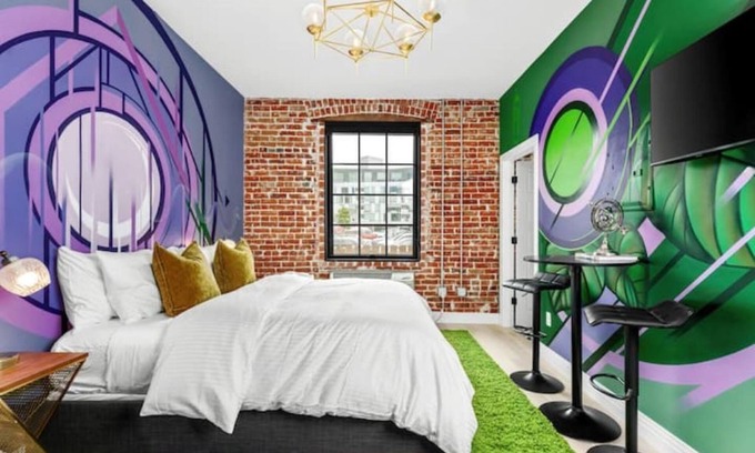 Golden Triangle Appartement | AJ Davis Art Suite 108