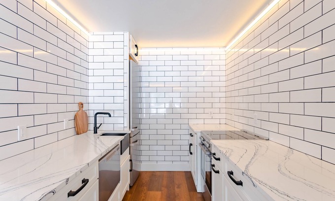 Aspen Appartement | Ajax views and river patio! Newly remolded with King Murphy bed!