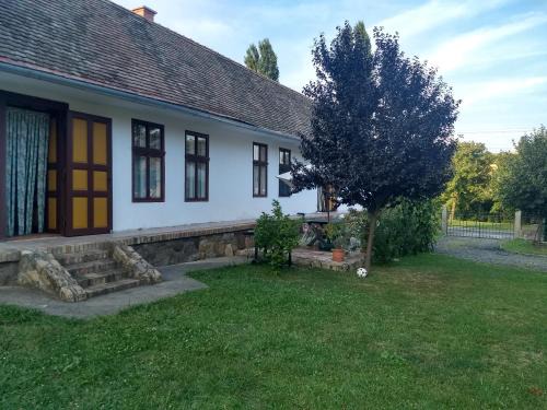 Feked Maison | Akác Ház