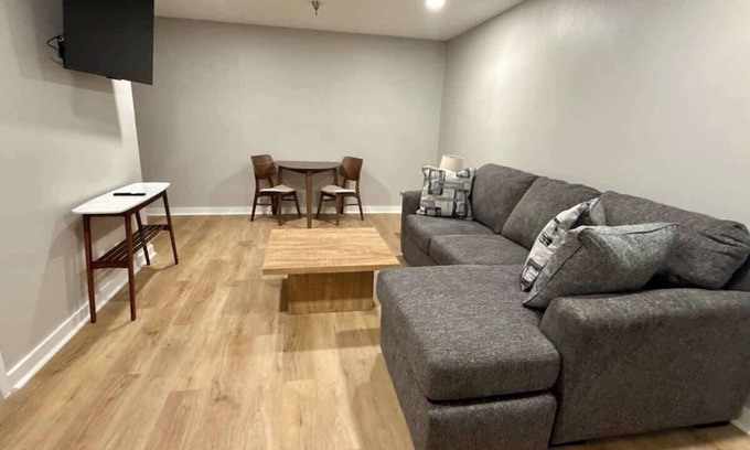 South Central Omaha Appartement | Aksarben, close to I-80, on-site parking