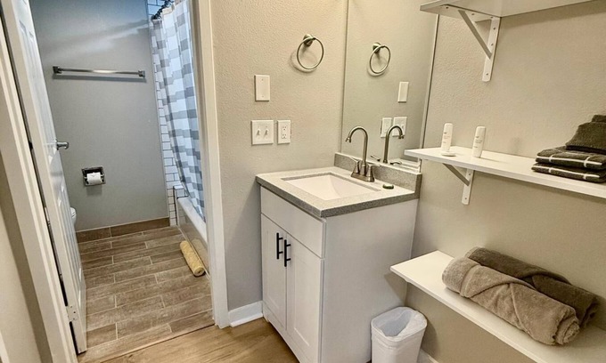 South Central Omaha Appartement | Aksarben Gem near UNO