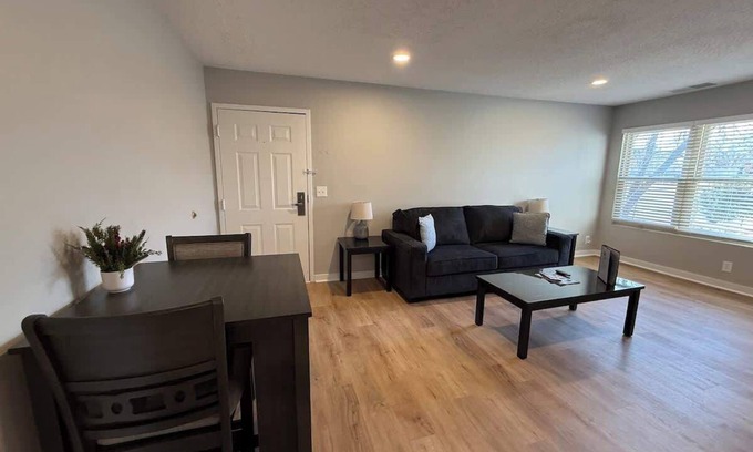 South Central Omaha Appartement | Aksarben, second floor, w/on-site parking