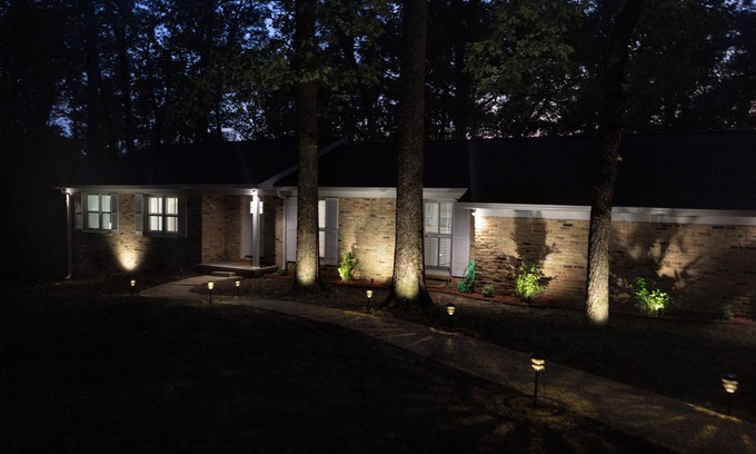 Northport Maison | Alabama University Events, 5 bdrm Home by Lake, sleeps 14, 5 mil to Bryant/Denny