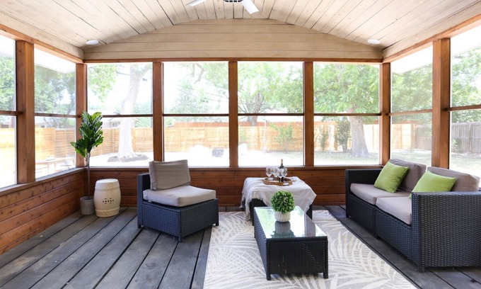 Oak Park - Northwood Maison | Alamo Heights-Close to Downtown-2 King Beds