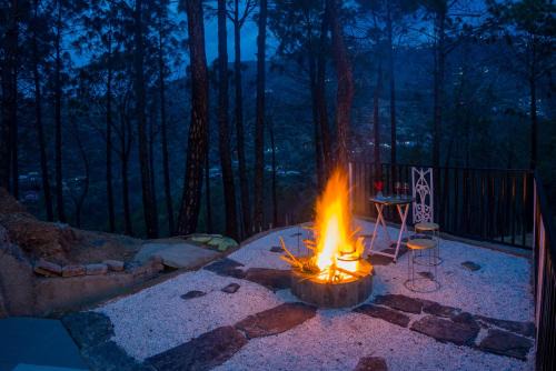 Shimla Hôtel | Alaya Stays Pine Shadow Flamingo Suite with Views & Restaurant