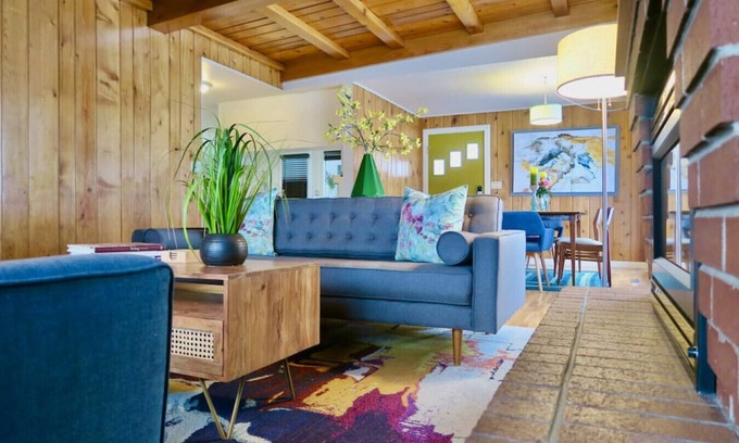Tri-Cities Maison | Albany · Modern home w firepit & foosball
