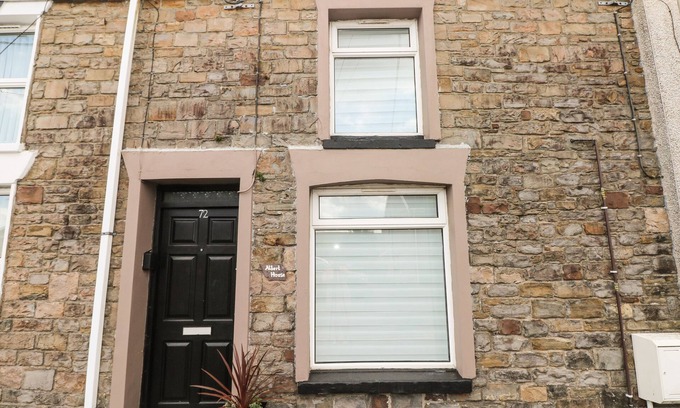 Brynamman Maison | ALBERT HOUSE, pet friendly, character holiday cottage in Brynamman