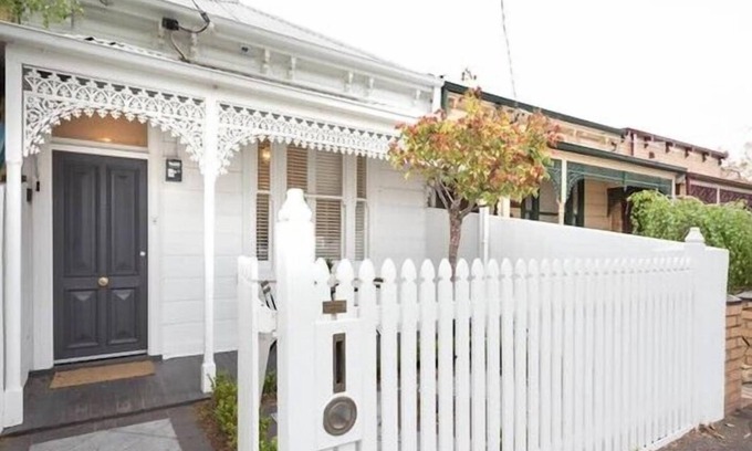 Albert Park Appartement | Albert Park Victorian House with Style and Art Gallery