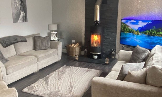 Cromdale Maison | Alcantara- Modern Highland home with hot tub - sleeps 10