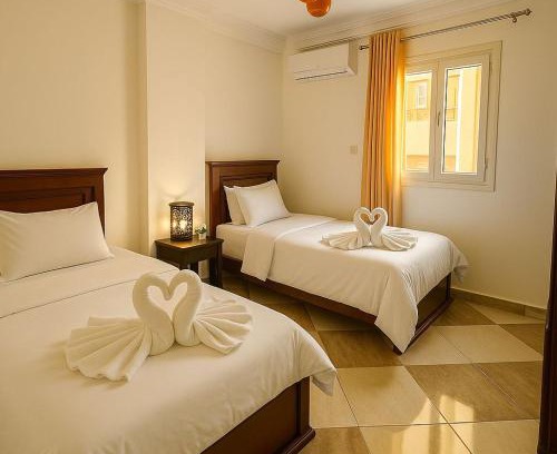 Ar-Raml 2 Appartement | Alex 2BR - Smart TV - Wi-Fi - Work Desks & Bicycle