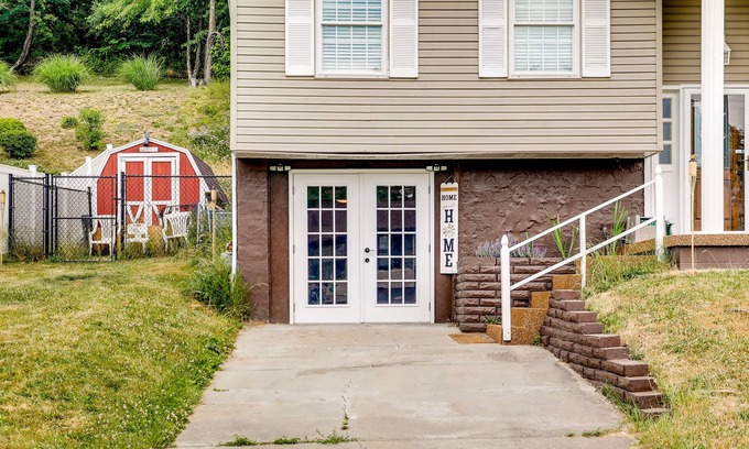 Ingomar Maison | Aliquippa Studio w/ Smart TVs & Gaming Console!