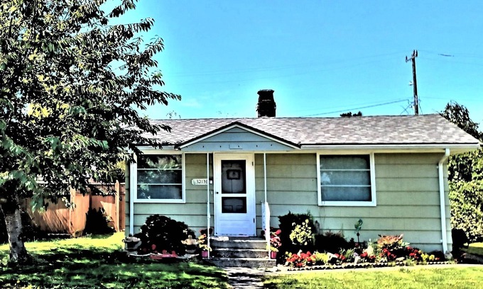 Alki Maison | Alki beach cottage 2BR breakfast items HS-WIFI AC queen bds washer/dryer patio