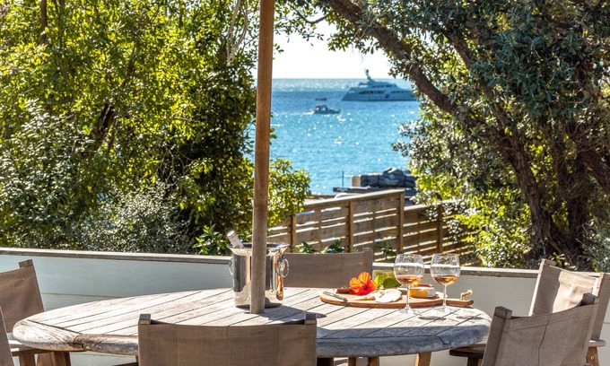 Onetangi Maison | All day sun house with metres away from the golden sands of Onetangi Beach.