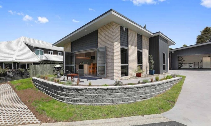 Springfield Maison | Modern & Spacious | Ride to the Redwoods Forest