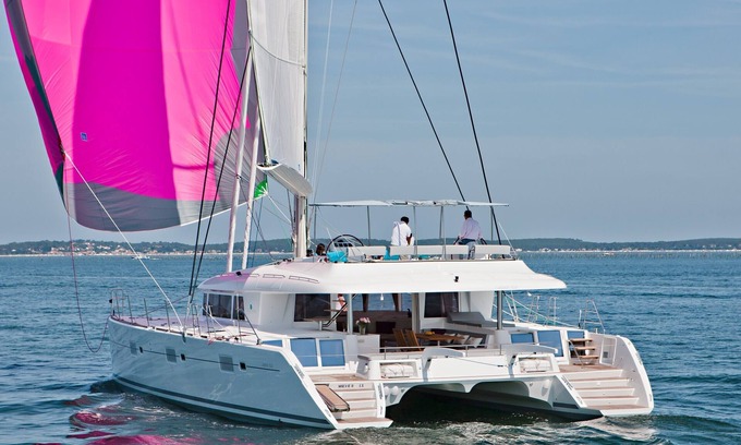 Parham Town Location De Bateaux | Vacances à la voile tout compris pouvant accueillir jusqu'à 12 personnes à bord d'un catamaran Lagoon 620 2016