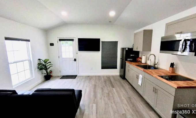 Brandon Appartement | All modern Studio with private entry & parking.
