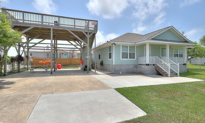 Rockport Maison | All-suite bay-view home with yard, kayak, & rooftop deck with panoramic views