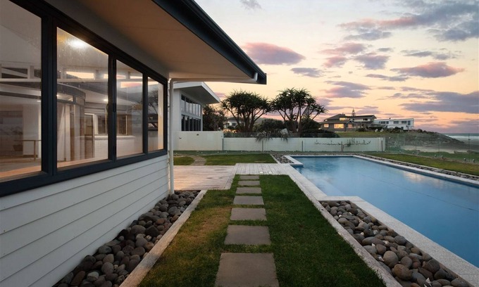 Waihi Beach Maison | ALL THE 3'S @ NUMBER 3