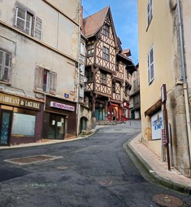 Thiers Appartement | Allium Center Thiers - Clermont-Ferrand - Lyon - Free Parking - Self-check-in !