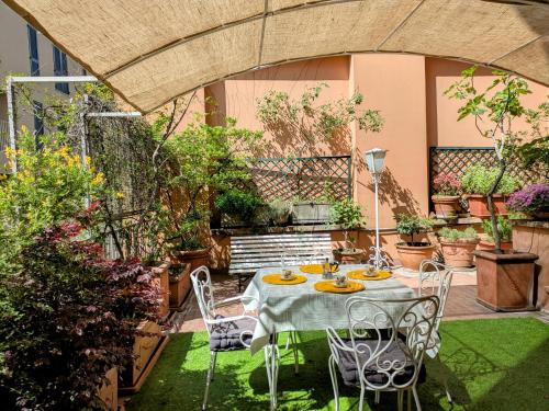 Chinatown Appartement | Alma Vacation Apartment in the centre, big terrace