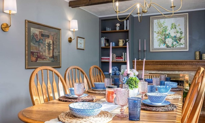 Jenison Maison | Almar · English Charm, 4beds, 3bath, Host 8+king and Queen