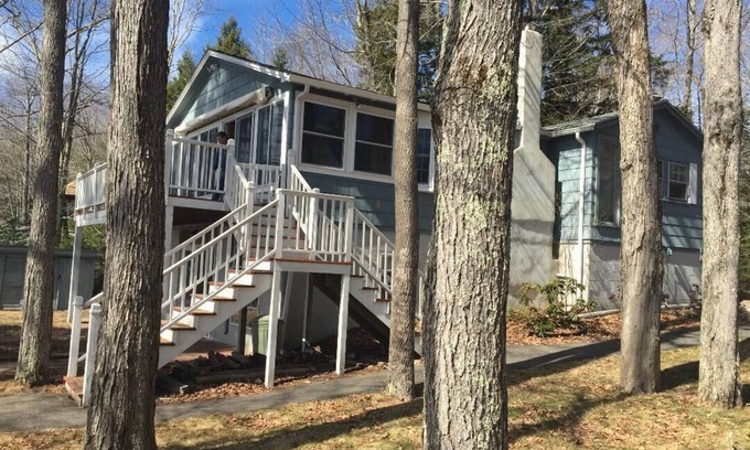 Middleton Maison | ALMOST HEAVEN! Enjoy lakeside magic with amazing views and amenities!