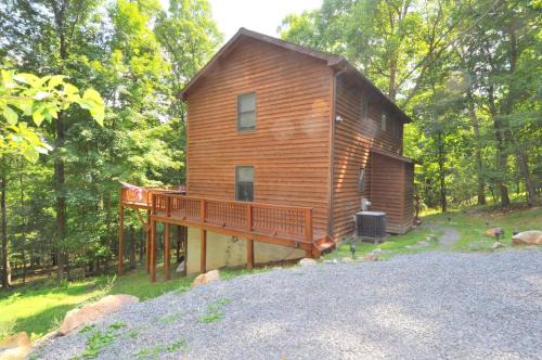 Berkeley Springs Maison | Almost Heaven - Grill, 2 King Beds, Wifi, Deck, Pool Access, Hiking, Wood Stove, Family Friendly