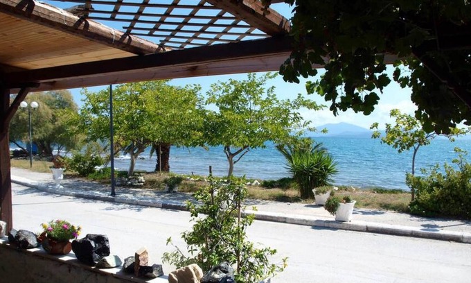 Nea Anchialos Maison | Alonaki Seafront Cottage