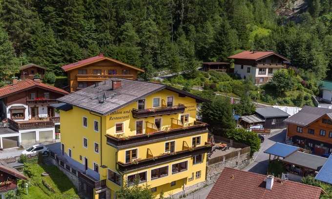 Bad Gastein Cottage | Chambre Double avec vue sur la montagne, douche, toilettes, balcon - Alpenpension GASTEIN