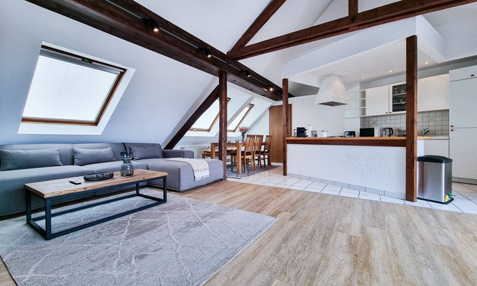 Ostviertel Appartement | Alpha Apartments: Dachstudio - Stil & Eleganz, 2BR