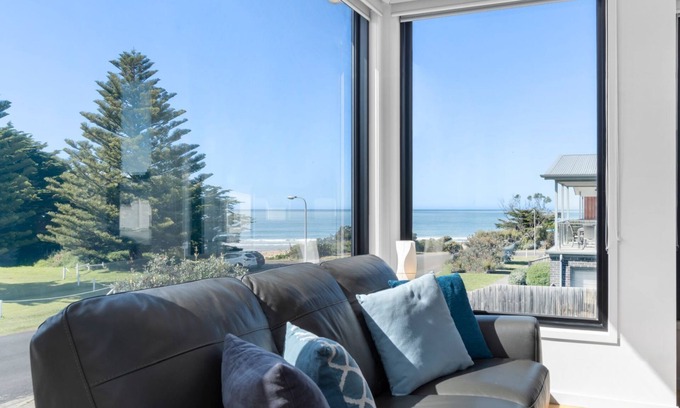 Apollo Bay Maison | Alpha Centauri - Harbour and golf course location