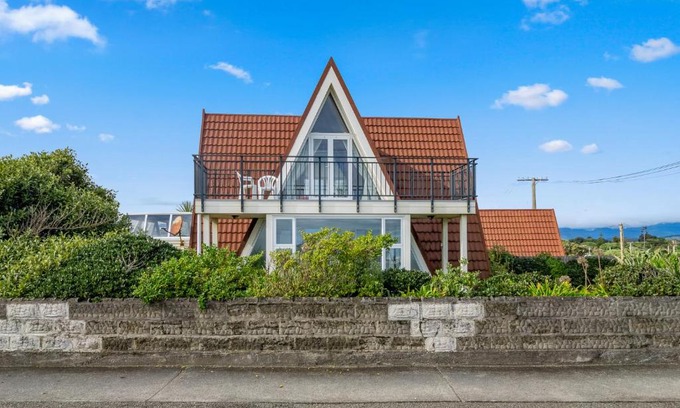 Otaki Beach Maison | Alpha - Otaki Beach Holiday Home