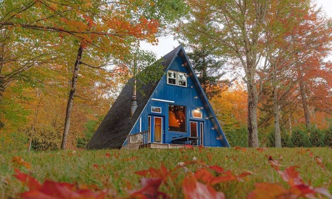 Wilmington Cabine | Alpine A-Frame - midcentury cabin by Lake Raponda