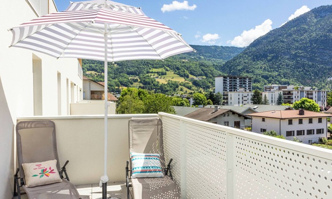 Cluses Copropriété | Alpine Arve Get'Away with balcony and serene mountain views