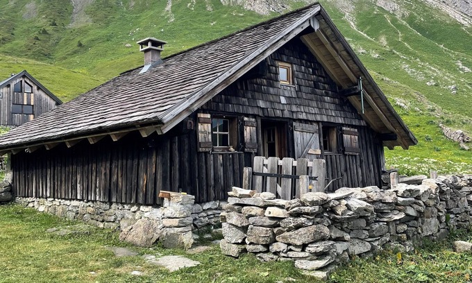 Saint-Jean-dʼAulps Chalet De Ski | Alpine chalet facing Mont Blanc, accessible only on foot.