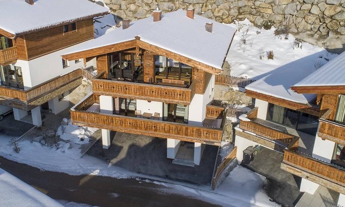 Schonbach Chalet De Ski | Alpine Chalet with Sauna and Balcony