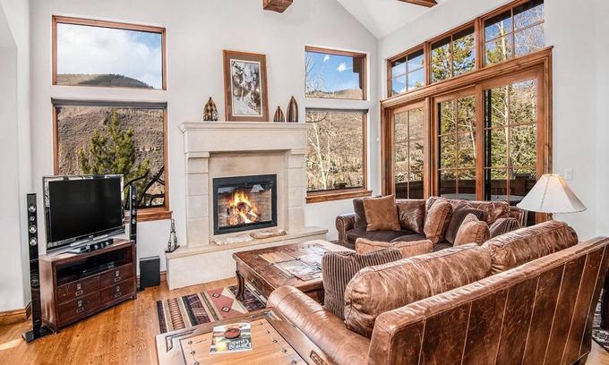 Highland Meadows Maison | Étaler et profiter des deux grandes suites de maître, les hauts plafonds.