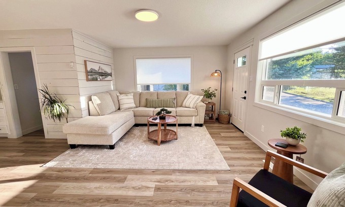 Hinton Maison | Alpine Escape-Completely Renovated Home, 20 minutes from Jasper Park Gates