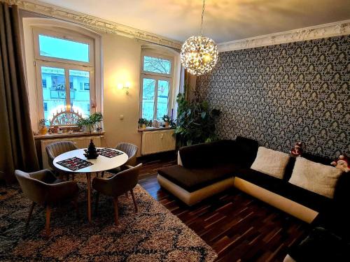 Dorfstadt Appartement | Alpine Getaway with Fireplace